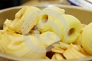 Preparing and making apple pies